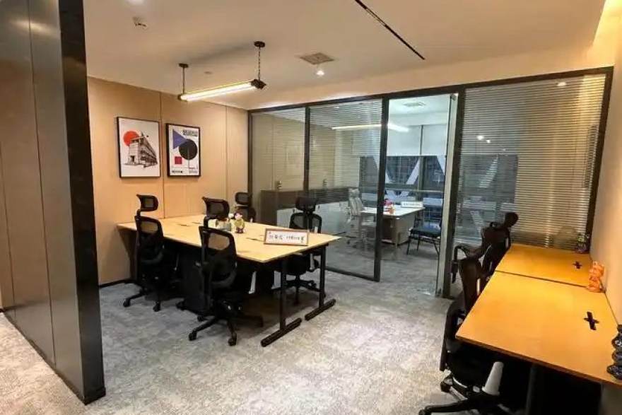 天下足球网内容编辑团队整理比赛录像的工作场景